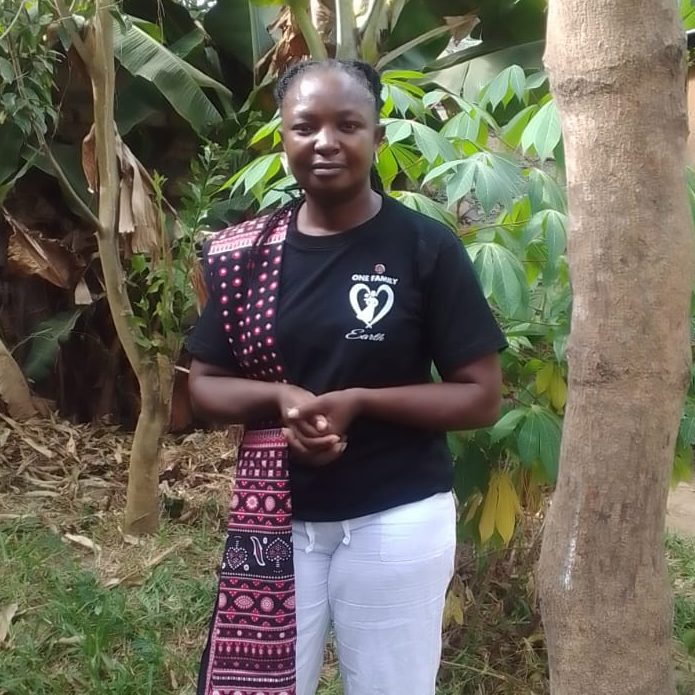 Selina Mwatsuma ist eine der Frauen in Kenia welche Kinder und Mütter in Not, dank der Spenden von One Family One Earth unterstützen kann.