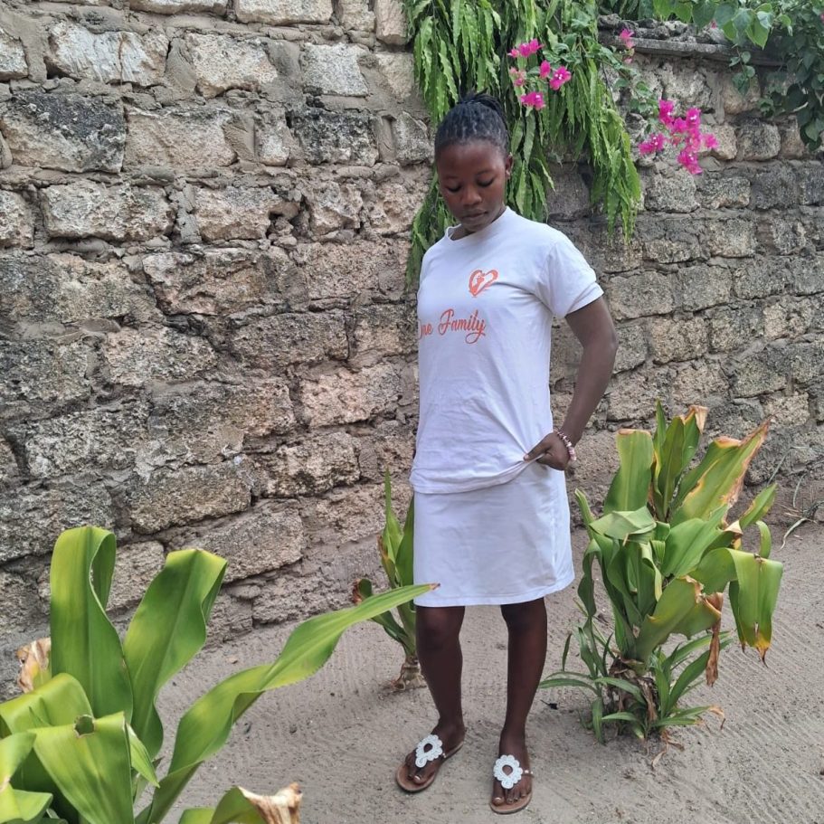 Selina Mwatsuma ist eine der Frauen in Kenia welche Kinder und Mütter in Not, dank der Spenden von One Family One Earth unterstützen kann.