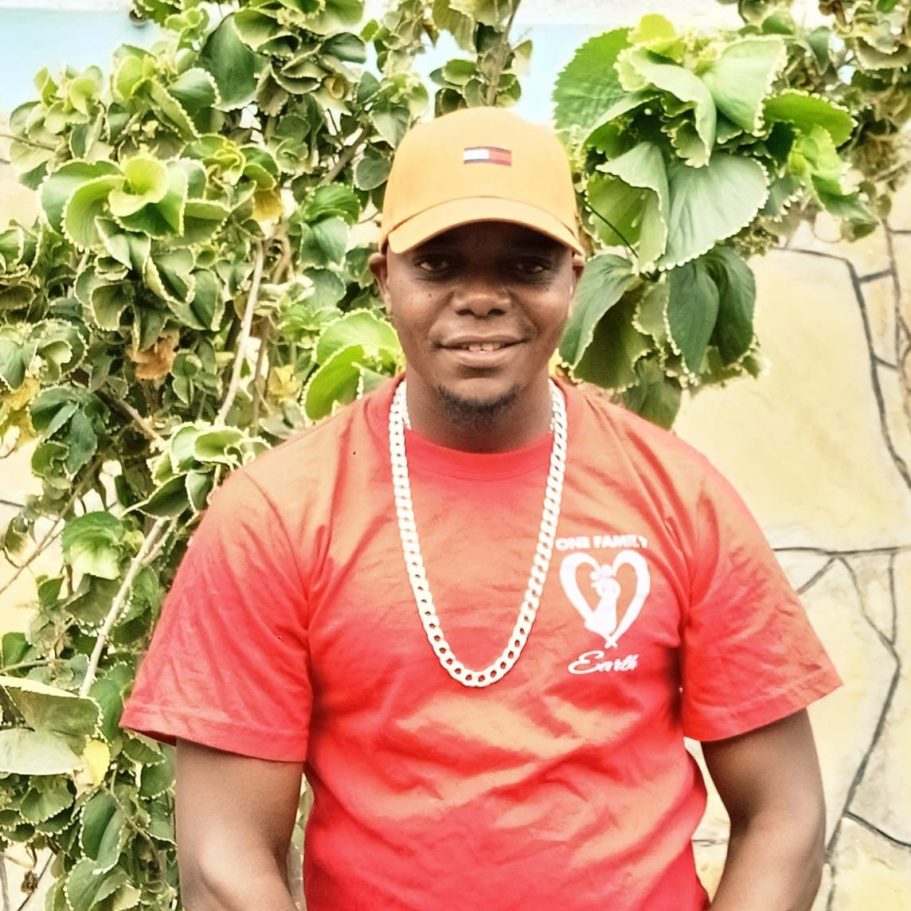 Selina Mwatsuma ist eine der Frauen in Kenia welche Kinder und Mütter in Not, dank der Spenden von One Family One Earth unterstützen kann.